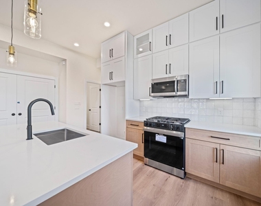 234 E 39th Street - Photo Thumbnail 5