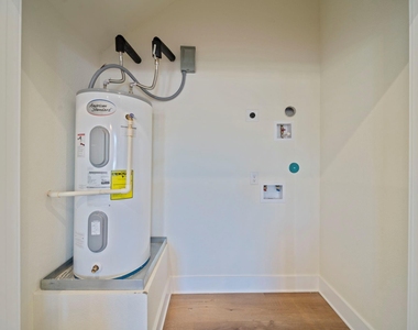 234 E 39th Street - Photo Thumbnail 11