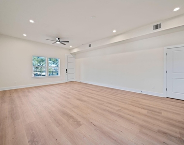 234 E 39th Street - Photo Thumbnail 20