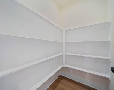 234 E 39th Street - Photo Thumbnail 13