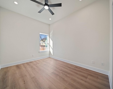 234 E 39th Street - Photo Thumbnail 16