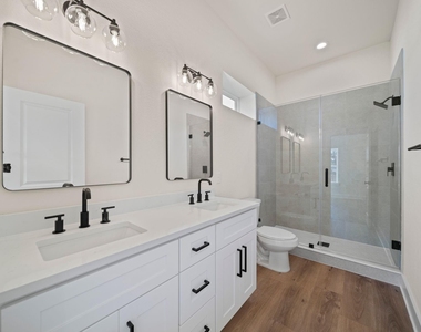234 E 39th Street - Photo Thumbnail 7
