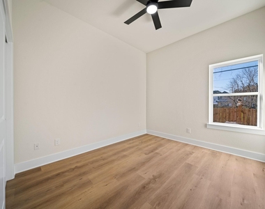 234 E 39th Street - Photo Thumbnail 14