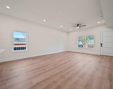 234 E 39th Street - Photo Thumbnail 10