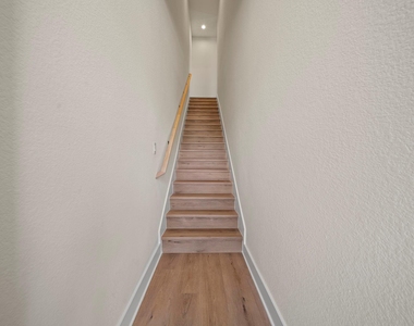 234 E 39th Street - Photo Thumbnail 18