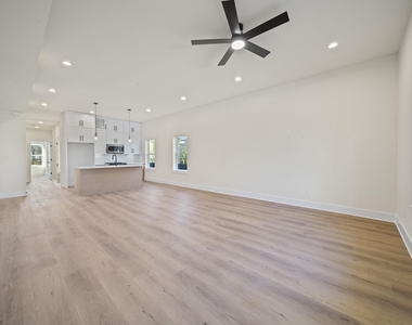 234 E 39th Street - Photo Thumbnail 19