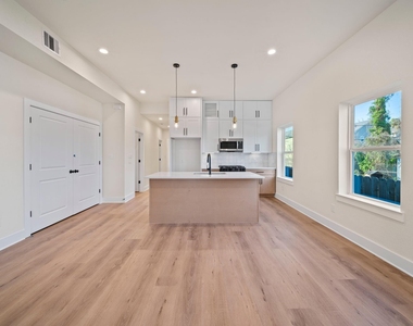 234 E 39th Street - Photo Thumbnail 3