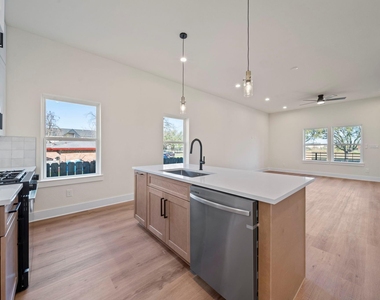 234 E 39th Street - Photo Thumbnail 6