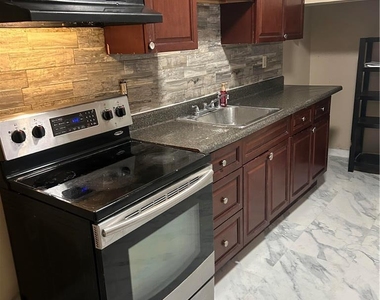 823 W Washington Street - Photo Thumbnail 2