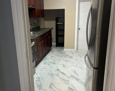 823 W Washington Street - Photo Thumbnail 3