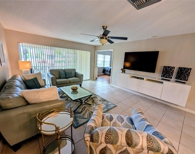 6896 W Country Club Lane - Photo Thumbnail 3