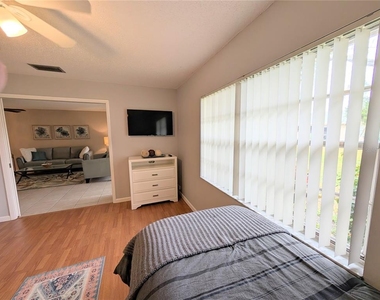 6896 W Country Club Lane - Photo Thumbnail 18