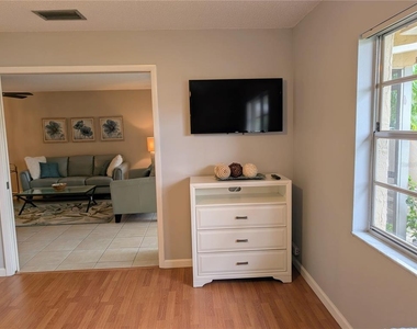 6896 W Country Club Lane - Photo Thumbnail 17
