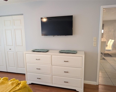 6896 W Country Club Lane - Photo Thumbnail 11