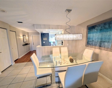 6896 W Country Club Lane - Photo Thumbnail 4