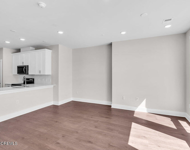 201 Sunset Avenue - Photo Thumbnail 2