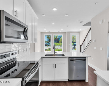 201 Sunset Avenue - Photo Thumbnail 8