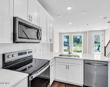 201 Sunset Avenue - Photo Thumbnail 7