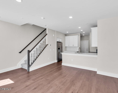 201 Sunset Avenue - Photo Thumbnail 3