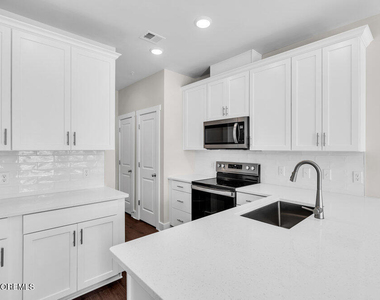 201 Sunset Avenue - Photo Thumbnail 6
