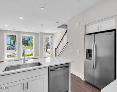201 Sunset Avenue - Photo Thumbnail 9