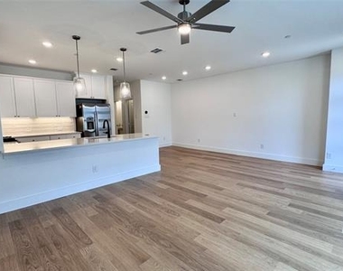 2546 Campden Mews - Photo Thumbnail 10