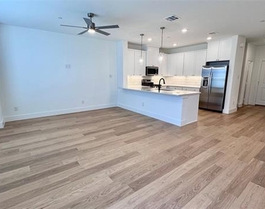 2546 Campden Mews - Photo Thumbnail 8