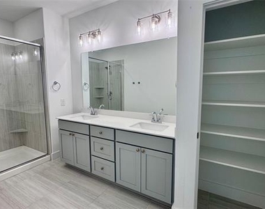 2546 Campden Mews - Photo Thumbnail 2