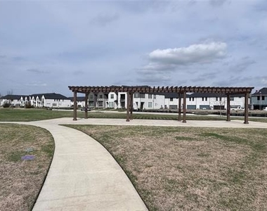 2546 Campden Mews - Photo Thumbnail 11