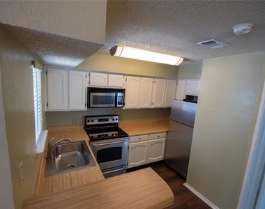 3121 Sondra Drive - Photo Thumbnail 4