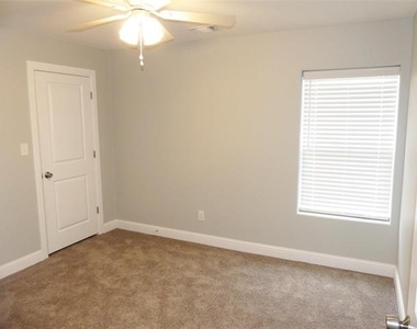 608 E College Street - Photo Thumbnail 8