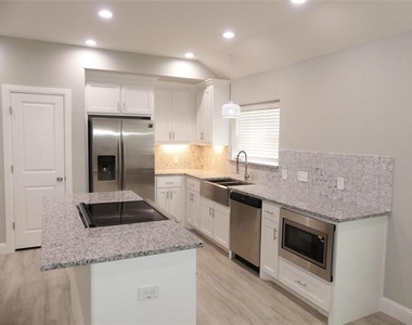 608 E College Street - Photo Thumbnail 5