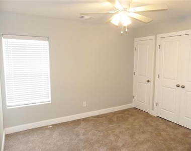 608 E College Street - Photo Thumbnail 7