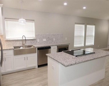 608 E College Street - Photo Thumbnail 6