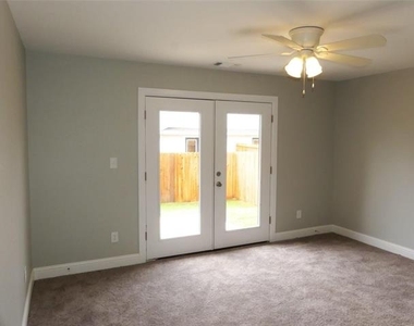 608 E College Street - Photo Thumbnail 9