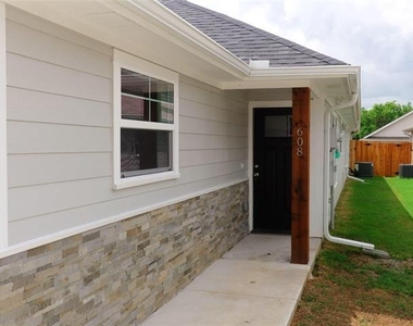608 E College Street - Photo Thumbnail 1