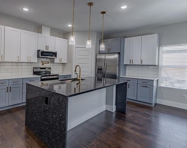 2809 Gooch Street - Photo Thumbnail 4