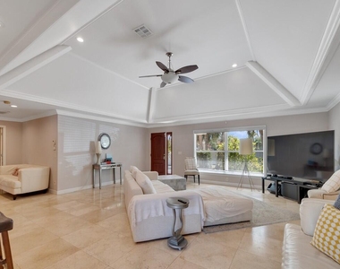 527 E Causeway Boulevard - Photo Thumbnail 3