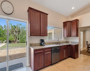 527 E Causeway Boulevard - Photo Thumbnail 6