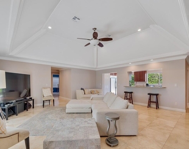 527 E Causeway Boulevard - Photo Thumbnail 1