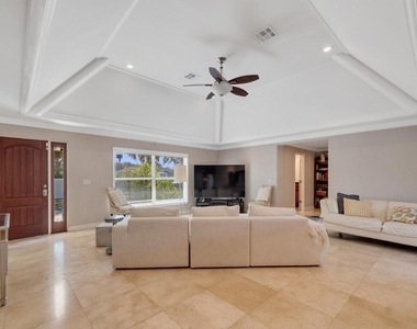 527 E Causeway Boulevard - Photo Thumbnail 2