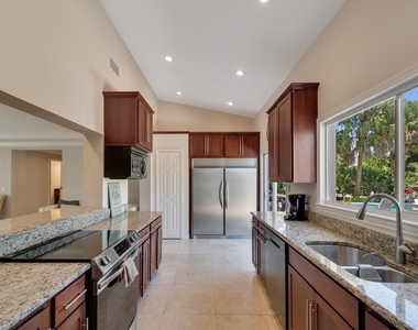 527 E Causeway Boulevard - Photo Thumbnail 8