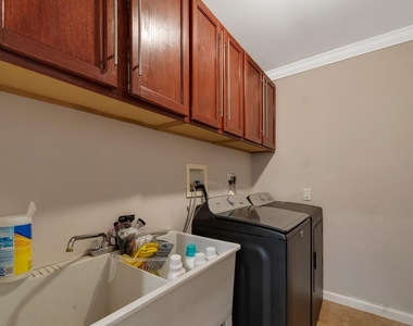 527 E Causeway Boulevard - Photo Thumbnail 13