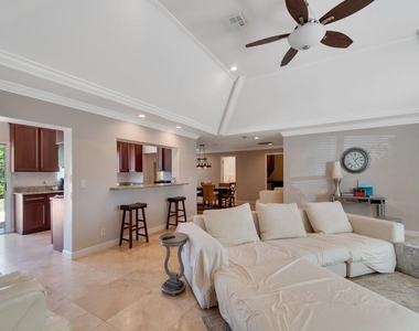 527 E Causeway Boulevard - Photo Thumbnail 4