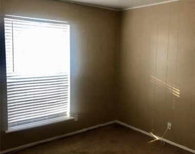 2709 Highwood Drive - Photo Thumbnail 7
