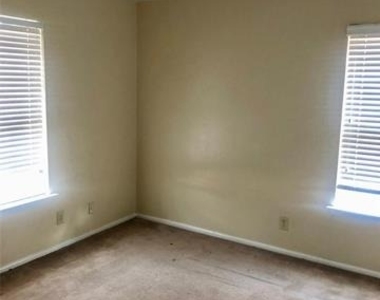 2709 Highwood Drive - Photo Thumbnail 8