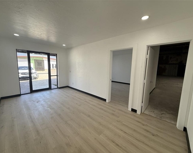 2412 Sw 14th Street - Photo Thumbnail 2