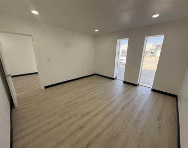 2412 Sw 14th Street - Photo Thumbnail 3