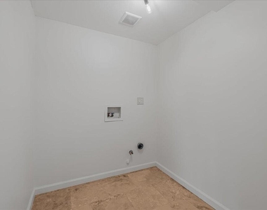 13902 Calvert Street - Photo Thumbnail 10