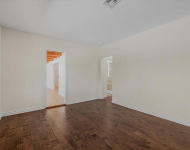 13902 Calvert Street - Photo Thumbnail 25